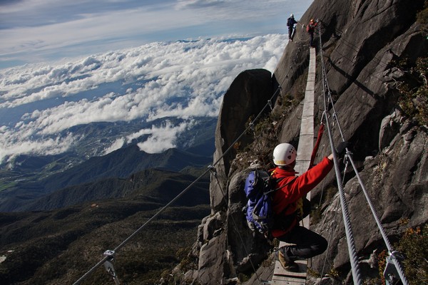Climbers-on-the-suspension-footbridge-at-3600m.jpg